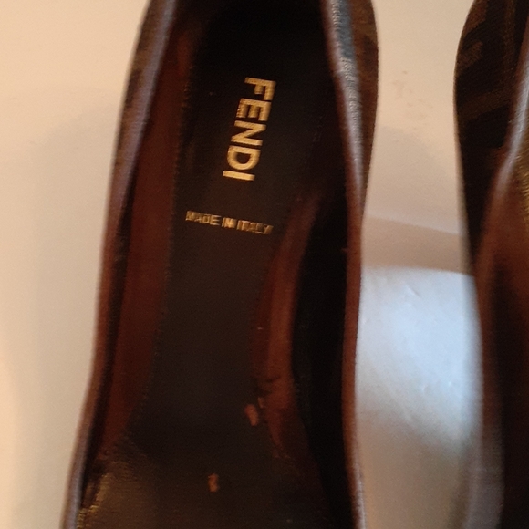 Fendi  FF Logo Shoes. - Picture 5 of 8